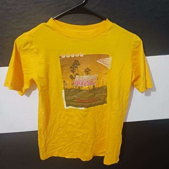 Bundle of Nike Boy Logo Graphic Tees - Picture 4 of 15